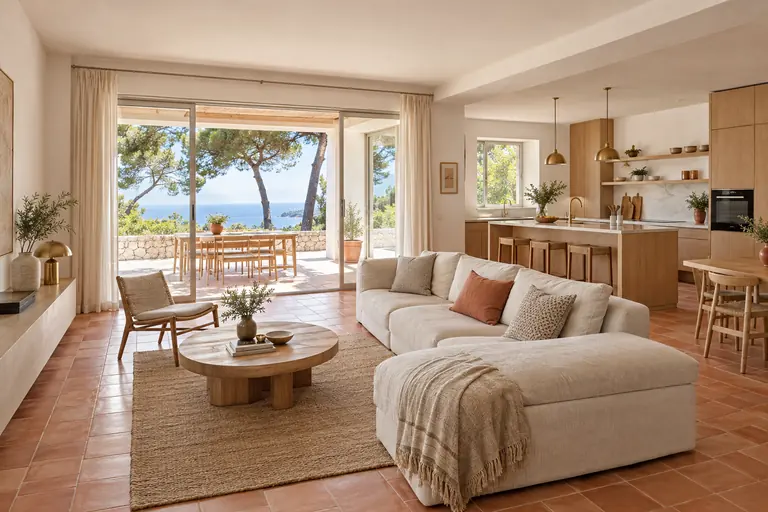 Cuisine ouverte sur le séjour dans une villa des années 70 rénovée, baies coulissantes sur la terrasse et les pins