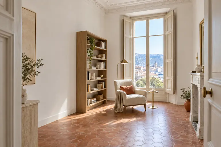 Pièce d’un appartement ancien du centre de Toulon avec haut plafond, tomettes restaurées et volets intérieurs en bois
