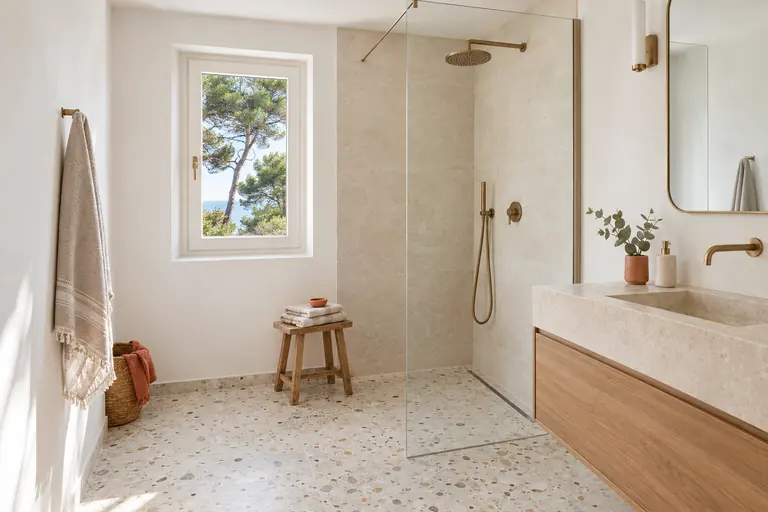 Salle d’eau rénovée dans une maison de bord de mer aux Sablettes, sol effet terrazzo et douche vitrée