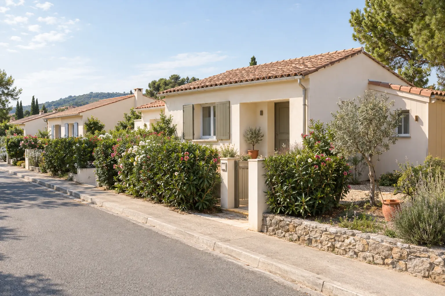 Rue de lotissement varois aux pavillons similaires, l’un agrandi d’une extension latérale aux mêmes teintes d’enduit et de tuile