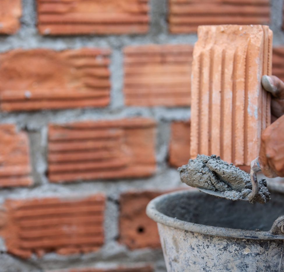ouvrier-en-maconnerie-sur-le-mur-exterieur-avec-un-couteau-a-la-truelle 2